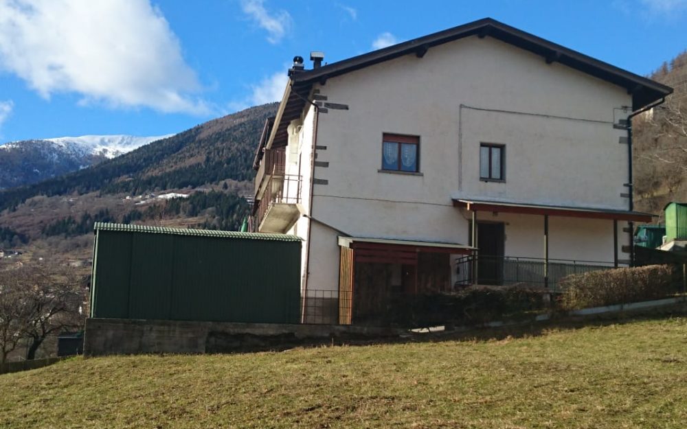 Ampio appartamento da ristrutturare con box, giardino e taverna
