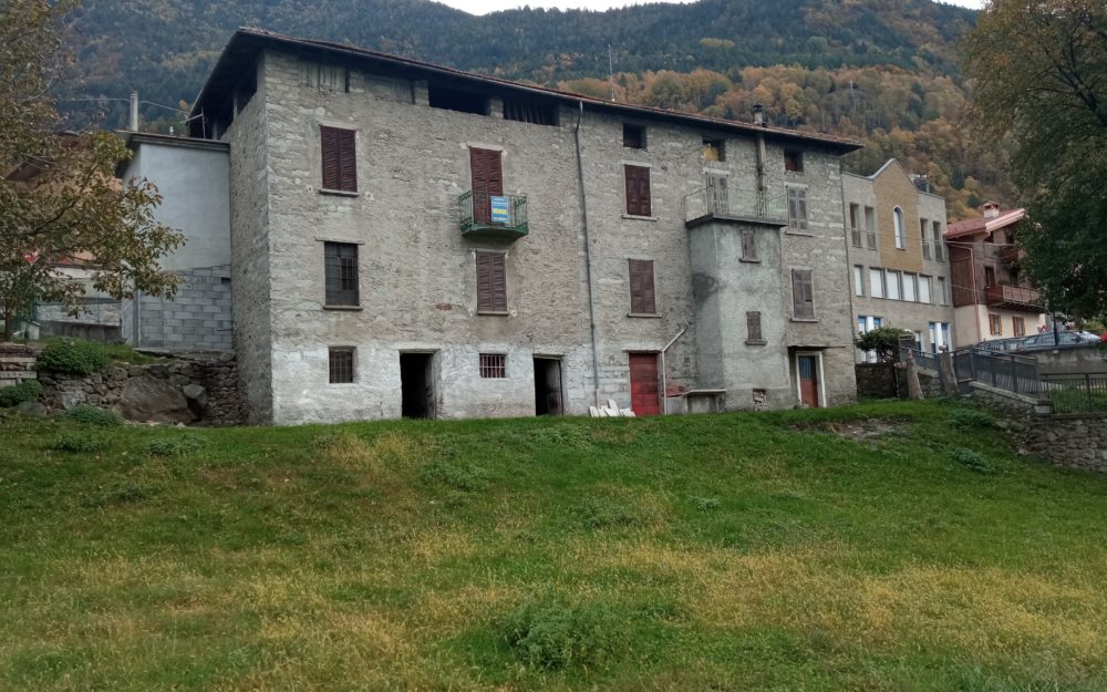 Palazzina con terreno edificabile