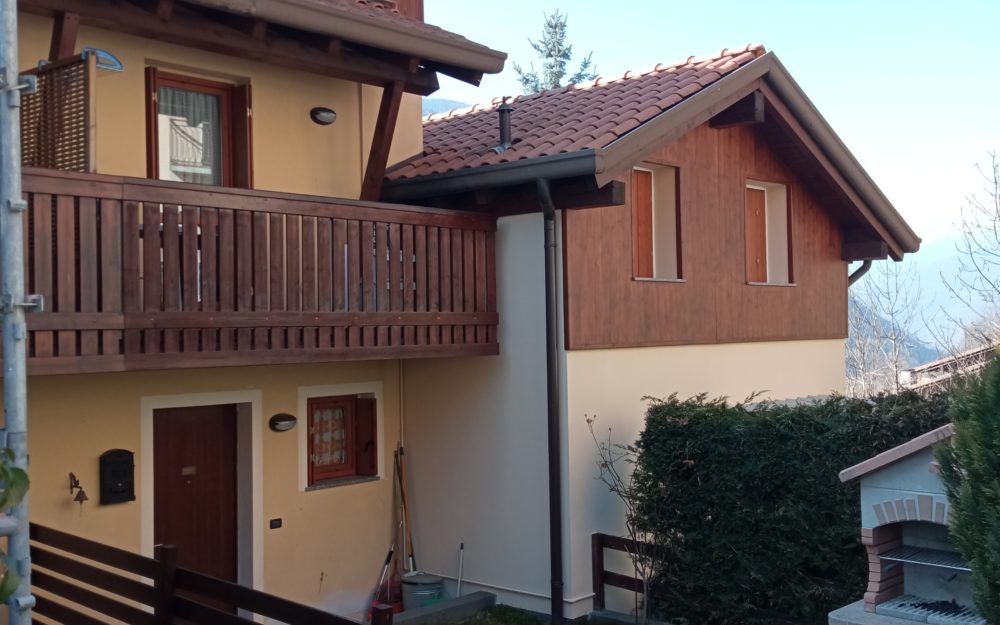 Vione, casetta su più livelli con giardino privato